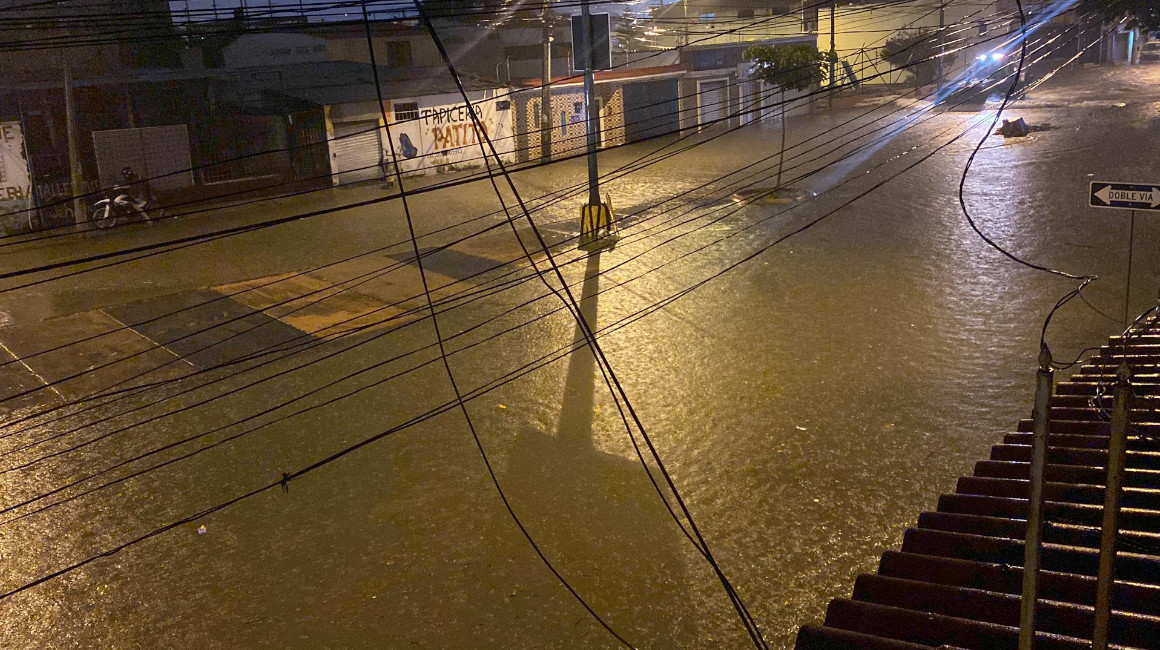 Tormenta eléctrica deja nuevas inundaciones en Guayaquil