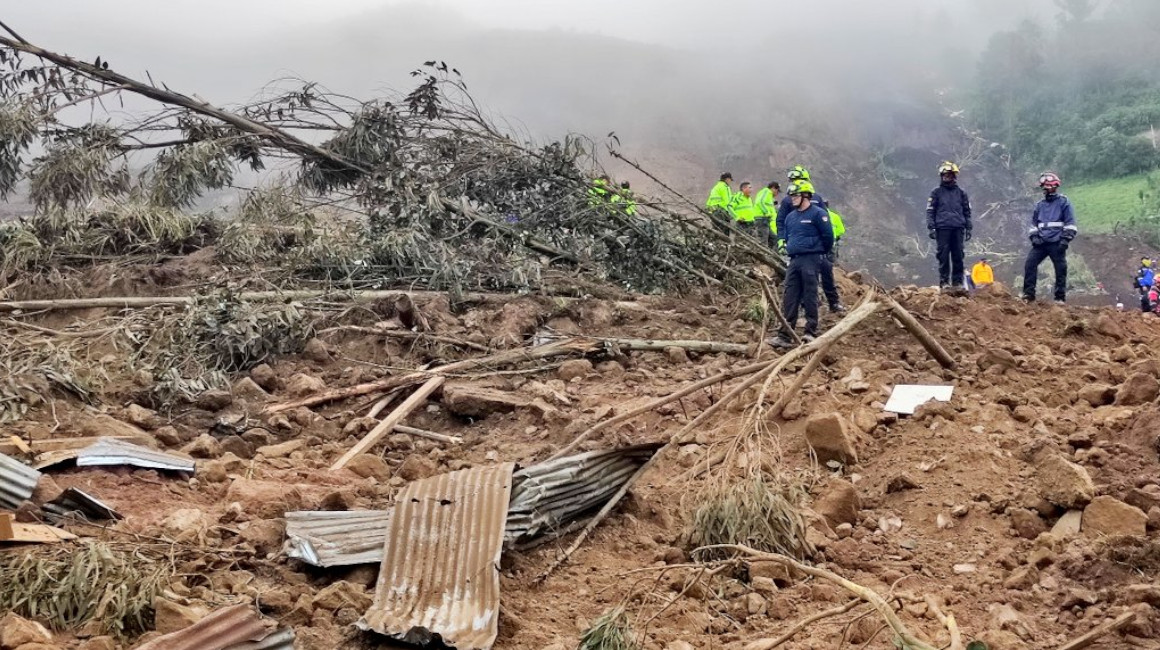 Personal de rescate en la zona del deslizamiento de tierra en Alausí, Chimborazo, 27 de marzo de 2023. 