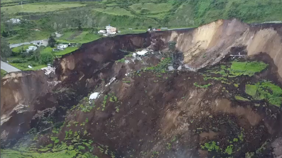 Imagen de un tramo de la carretera principal en Alausí, destruida por el deslave de tierra, el 27 de marzo de 2023. 