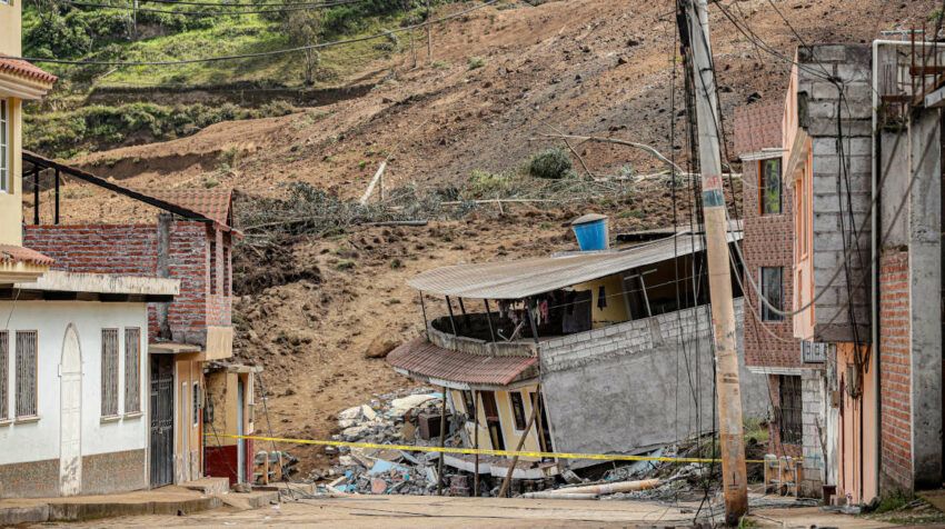 Casas y edificios destruidos por el deslizamiento de tierra en Alausí, el 27 de marzo de 2023. 