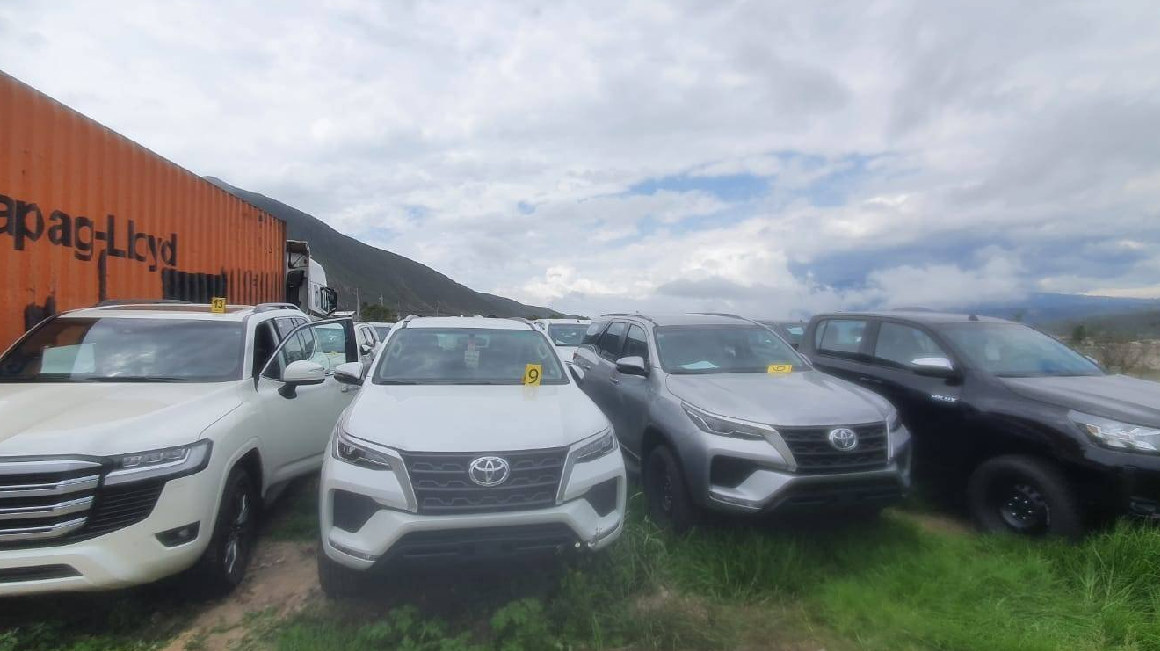 Parte de los vehículos recuperados por las autoridades tras el robo en Casabaca, Quito, el 27 de marzo de 2023.