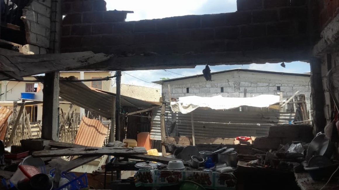 La casa de los Cruz Gonzabay terminó con cuatro paredes colapsadas tras el terremoto, en la comuna Campo Alegre de la isla Puná.