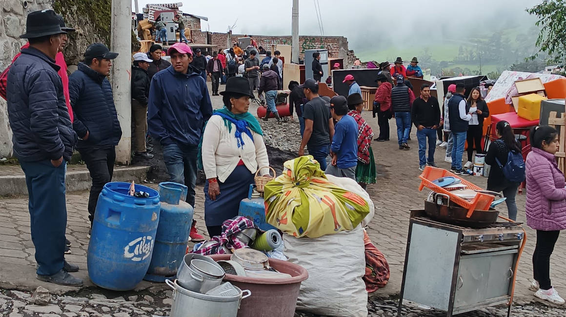Moradores de Alausí reúnen en las calles sus pertenencias de las casas evacuadas, mientras encuentran un lugar donde llevarlas, el 27 de marzo de 2023.