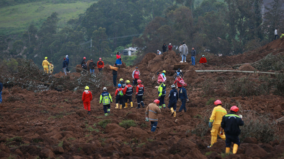 Rescatistas buscan el 27 de marzo de 2023 víctimas en la zona donde se presentó un deslizamiento de tierra en Alausí.