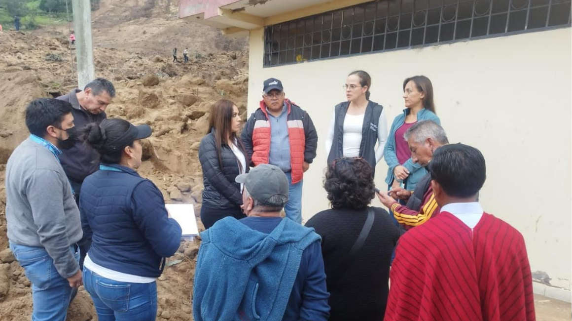 Autoridades en la Unidad Educativa Federico González Suárez, una de las más afectadas por el deslave en Alausí, el 27 de marzo de 2023.