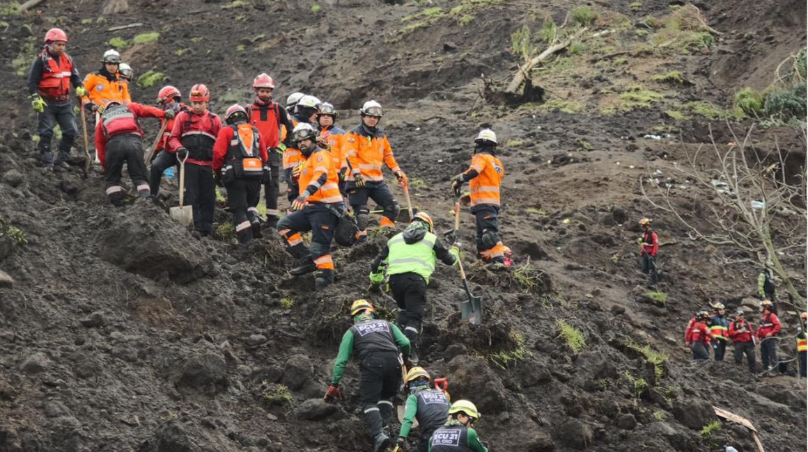 316 personas de los equipos de búsqueda y rescate trabajan en la zona cero de Alausí, el 29 de marzo d 2023.