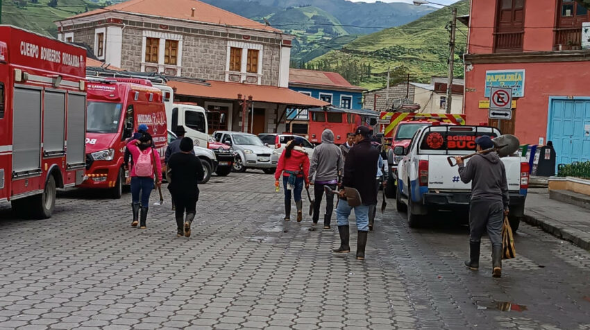 Habitantes de Alausí, caminando hacia el Municipio del cantón, el 30 de marzo de 2023. 