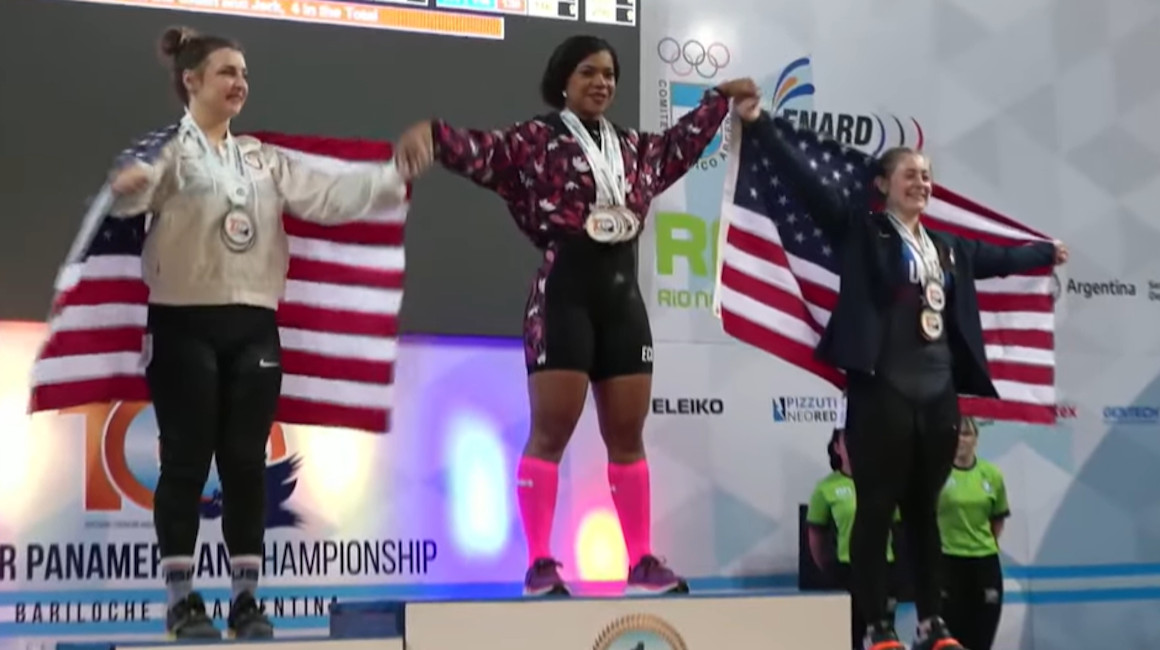 La ecuatoriana, Angie Palacios, en el podio tras ser campeona del Panamericano de pesas en los 71 kilogramos, el 30 de marzo de 2023.
