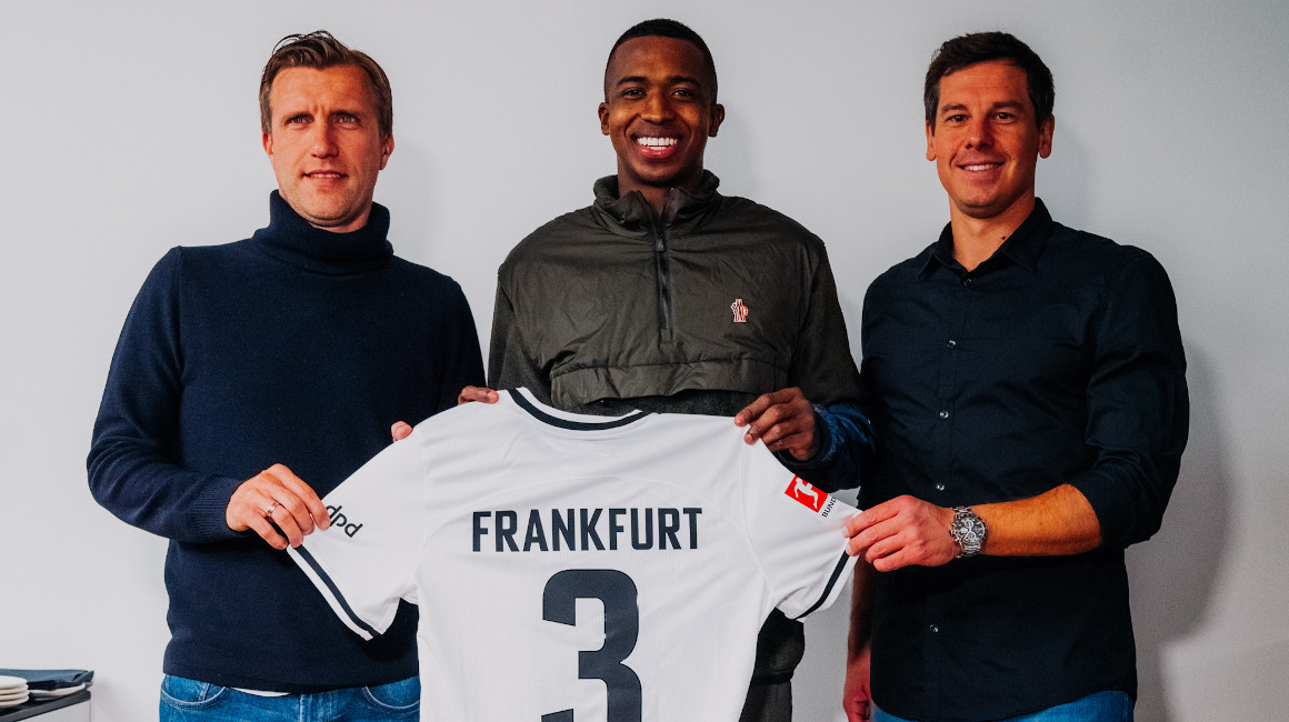 William Pacho sostiene su nueva camiseta junto a directivos del Eintracht Frankfurt, el 30 de marzo de 2023.