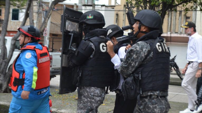 Momentos del rescate del guardia de seguridad en Guayaquil, el 30 de marzo de 2023. 