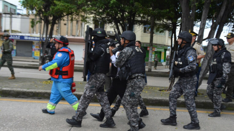 Momentos en que policías del GIR evacúan al guardia de seguridad, en Guayaquil, el 30 de marzo de 2023. 