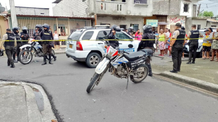 La Policía cercó el sector de la isla Trinitaria, sur de Guayaquil, donde asesinaron a un agente, el 30 de marzo de 2023. 