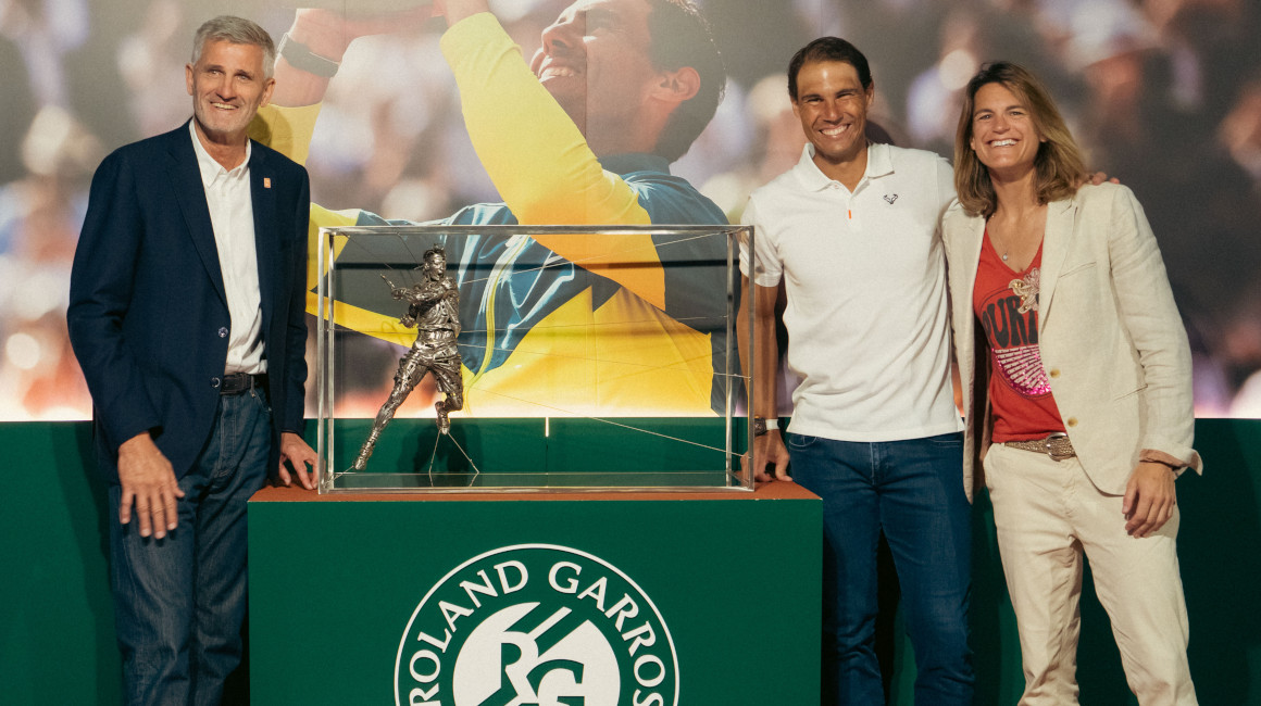 Rafael Nadal recibe una réplica de su estatua que está en Roland Garros, el 30 de marzo de 2023.