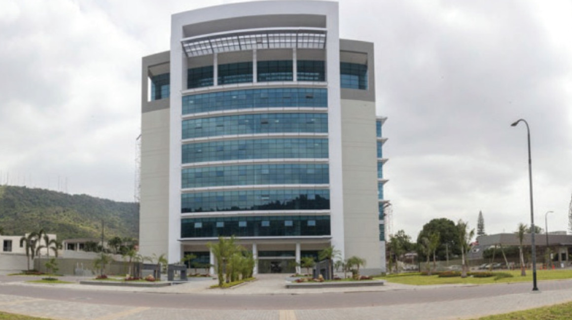 Fachada del edificio Grace, ubicado en el norte de Guayaquil. En el sitio trabaja personal administrativo de Petroecuador.