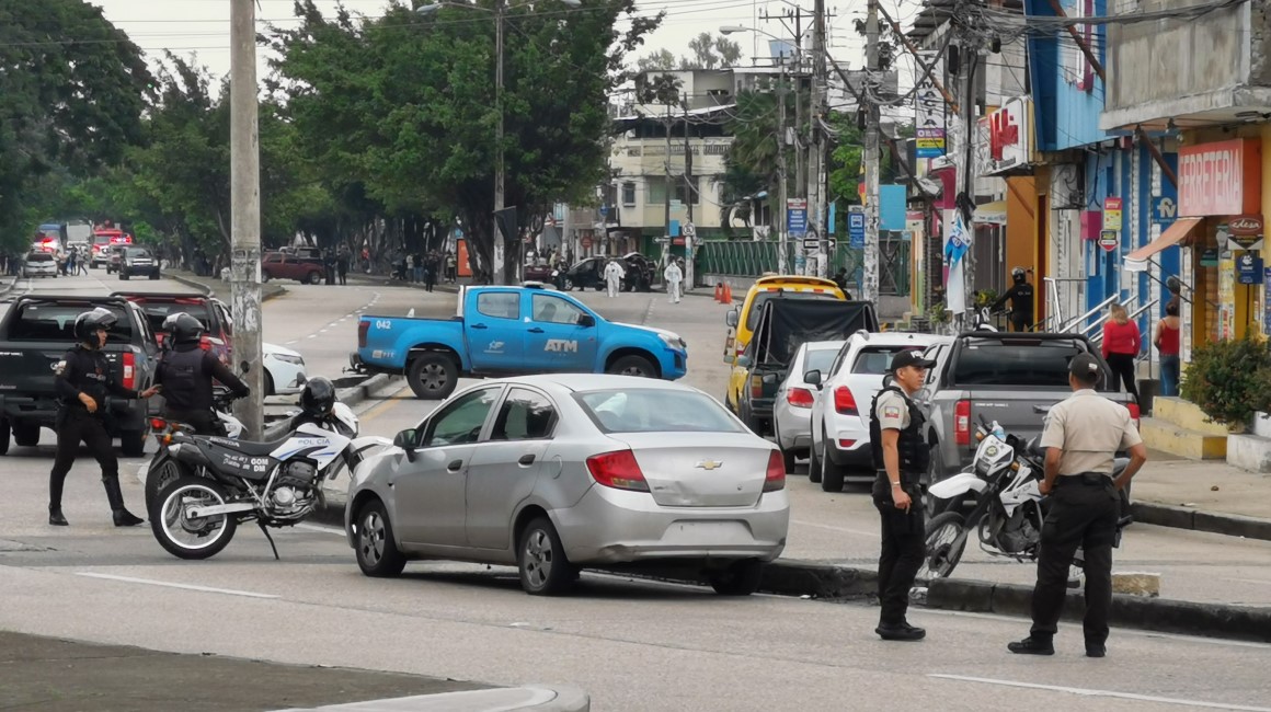 200 uniformados acordonaron 500 metros de la avenida Parra Velasco, al norte de Guayaquil, ante amenaza por un hombre cargado con explosivos. 