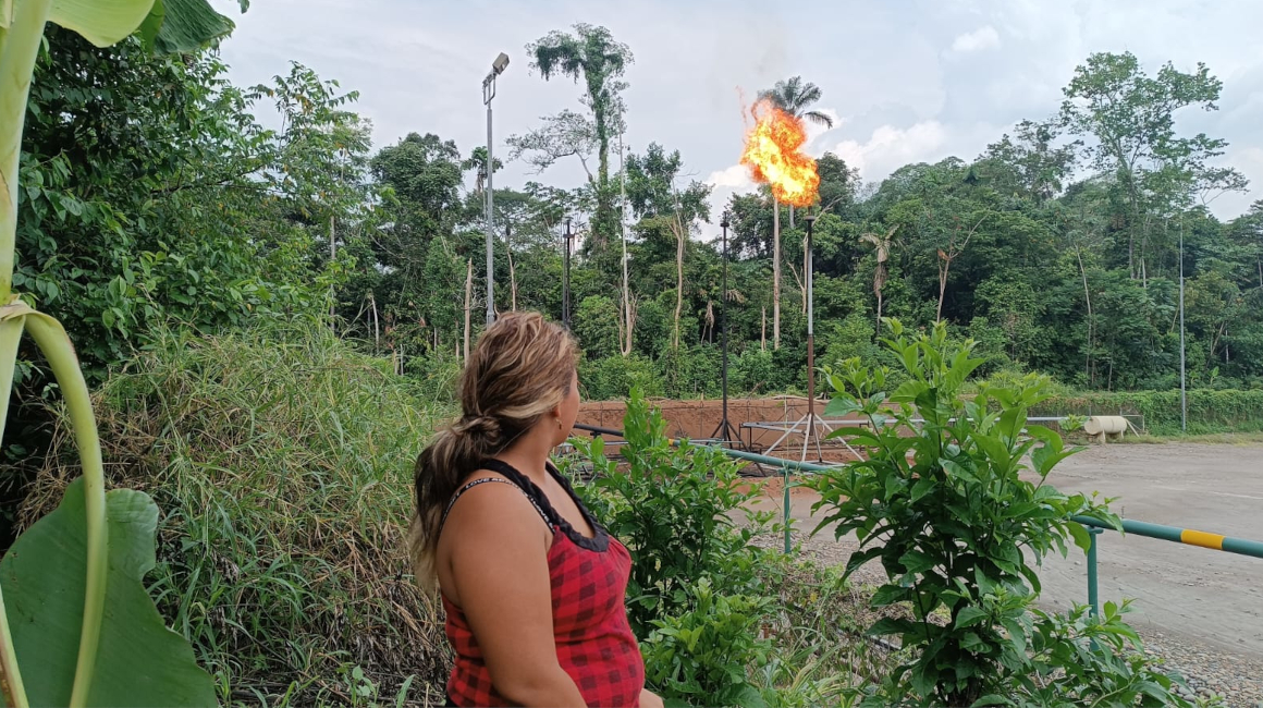 Evelyn Mora tiene 18 años, cuando tenía 14 interpuso un demanda al Estado para que apague los mecheros que queman gas en la Amazonía, producto de las operaciones petroleras. El 27 de marzo de 2023, mira uno de los mecheros cercano a su hogar.