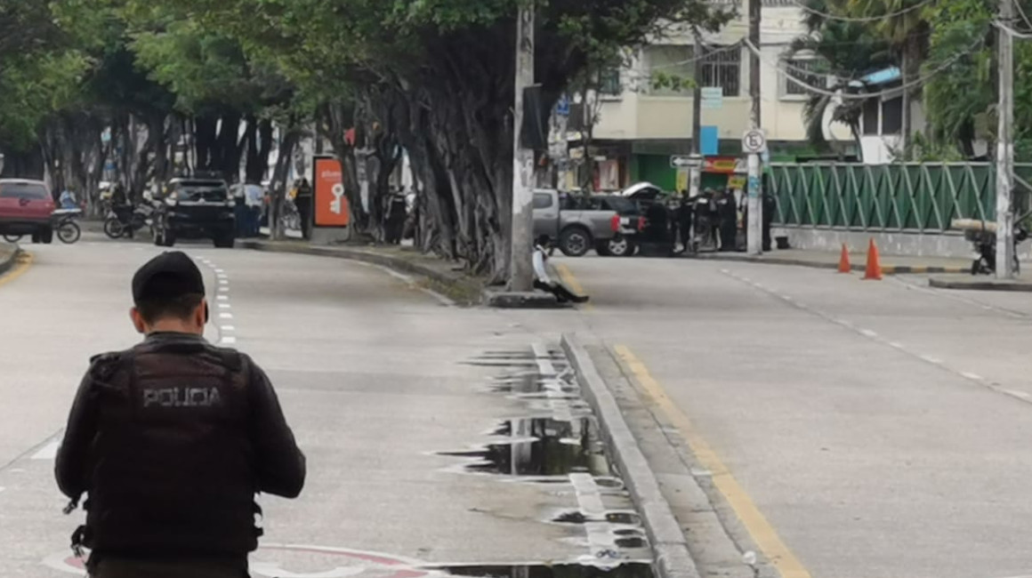 El guardia de seguridad de una joyería de Sauces 9, en Guayaquil, vivió momentos de angustia luego de que extorsionadores forraran su cuerpo con explosivos, el 30 de marzo de 2023. 