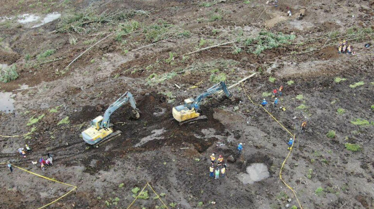 Obreros con maquinaria pesada trabajan en la búsqueda de cuerpos en el deslave ocurrido el 26 de marzo de 2023 en Alausí.