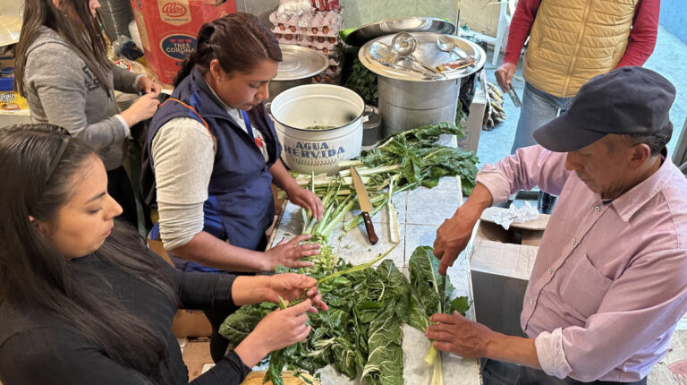 Alausí: voluntarios se las arreglan para preparar 500 platos al día