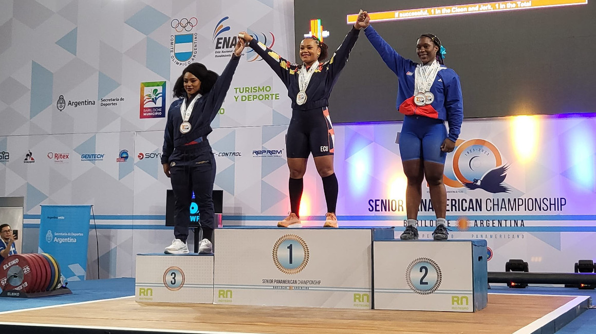 Las ecuatorianas Neisi Dajomes y Tamara Salazar en el podio tras ganar medallas de oro y bronce en el total olímpico de la categoría de 81 kilogramos, en el Panamericano de Levantamiento de Pesas, en Bariloche, el 31 de marzo de 2023.