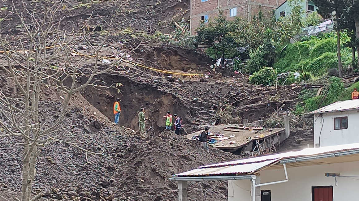 Rescatistas trabajan en la búsqueda de víctimas en el deslizamiento de tierra de Alausí, el 31 de marzo de 2023.