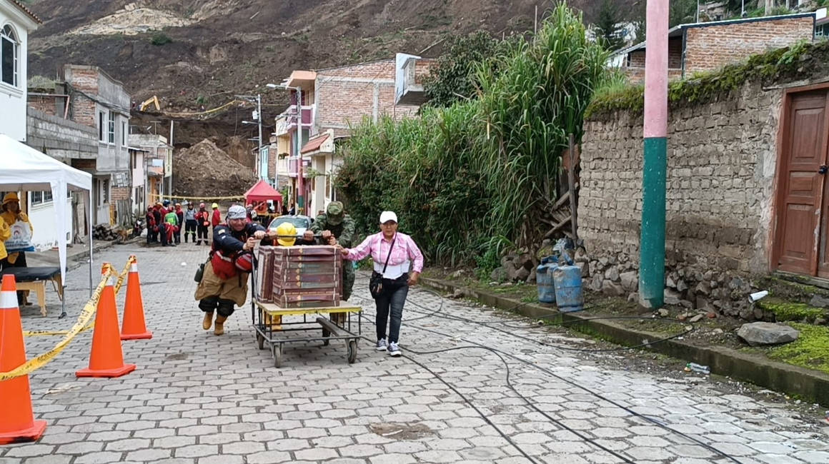 Moradorres de Alausí trasladan sus pertenencias desde sus viviendas ubicadas en la zona de riesgo de ese cantón.