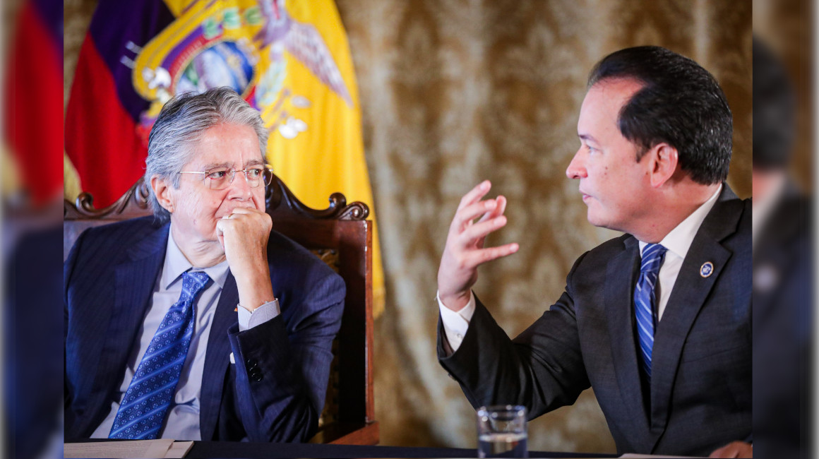 El presidente Guillermo Lasso y el ministro de Gobierno, Henry Cucalón, en Carondelet, el 29 de marzo de 2023.
