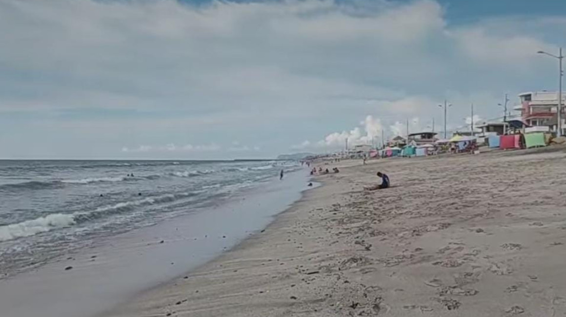 La playa de Crucita, en Portoviejo, Manabí, ha sufrido una reducción considerable de arena. 
