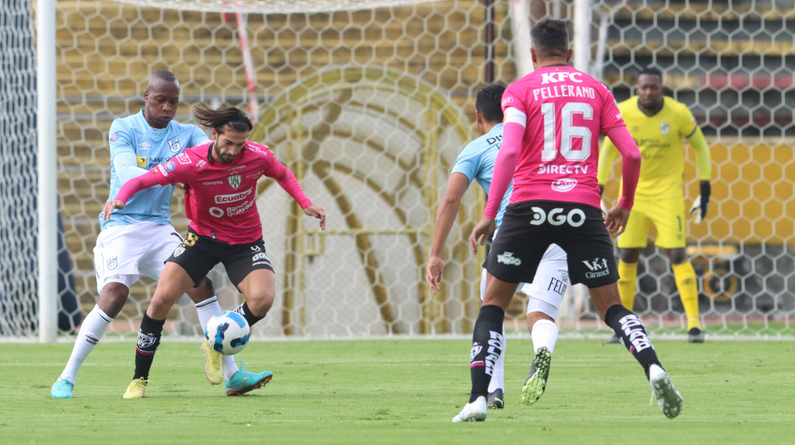 Lautaro Díaz protege un balón en el partido de Independiente del Valle ante U. Católica, el 31 de marzo de 2023.