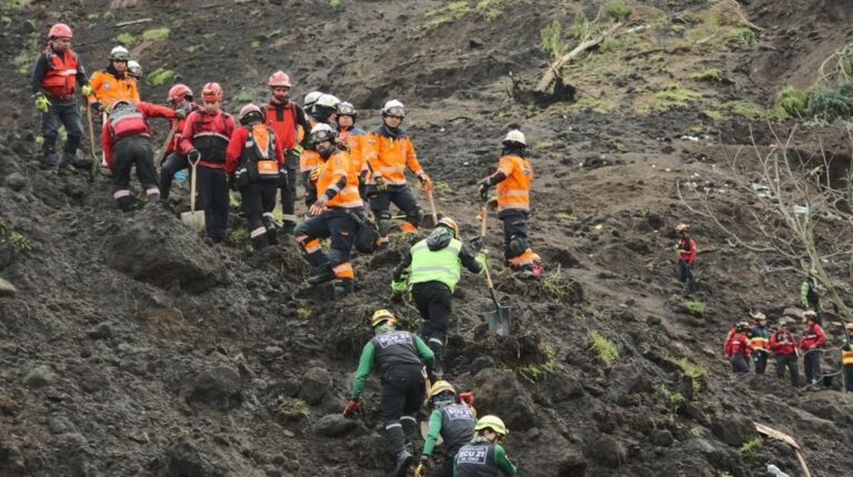 Rescatistas trabajan en la zona del deslizamiento en Alausí, este 1 de abril.