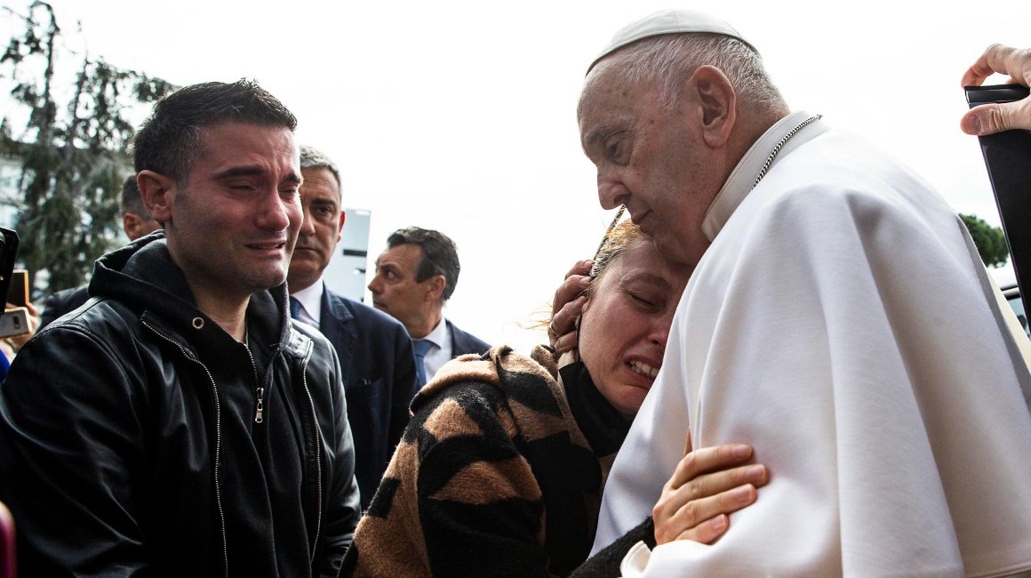 El papa Francisco abraza a una mujer tras abandonar este 1 de abril el hospital Gemelli de Roma, en el que permanecía ingresado desde el 29 de marzo a causa de una bronquitis.