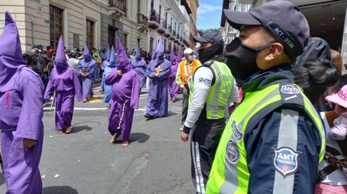 Agentes de la AMT de Quito vigilan una procesión por Domingo de Ramos, en 2022.