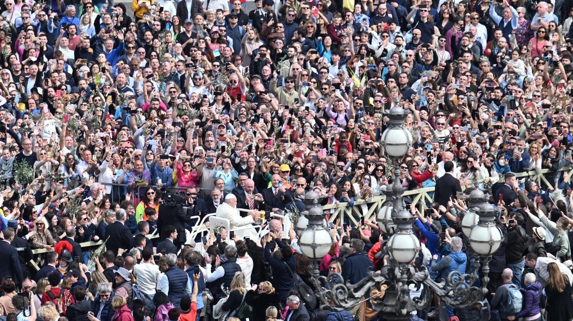 El Papa Francisco es rodeado de fieles que acuden a la misa de Domingo de Ramos, el 2 de abril en el Vaticano.