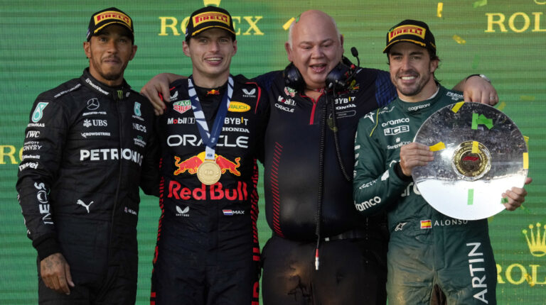 Max Verstappen, acompañado de su director Rob Marshall, el británico Lewis Hamilton y el español Fernando Alonso, en el podio del Gran Premio de Australia, el 2 de abril de 2023.