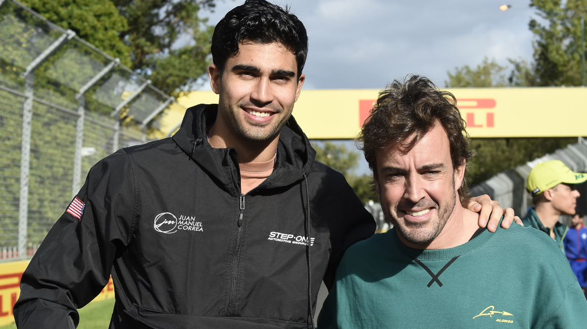 Juan Manuel Correa junto a Fernando Alonso, en el Gran Premio de Australia, el 2 de abril de 2023. 