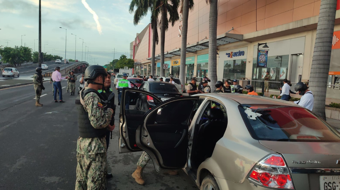 Militares y policías realizan operativos en zonas 'rojas' de Guayaquil
