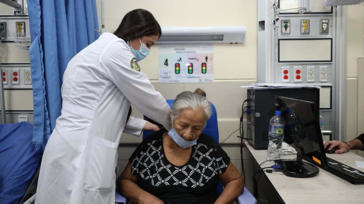 Una mujer recibe atención médica en el centro de salud de Portoviejo, el 29 de marzo de 2023.