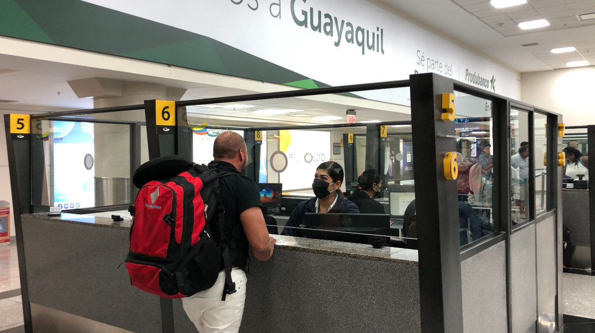 Registro de un pasajero en el área de migración del Aeropuerto Internacional José Joaquín de Olmedo, de Guayaquil.
