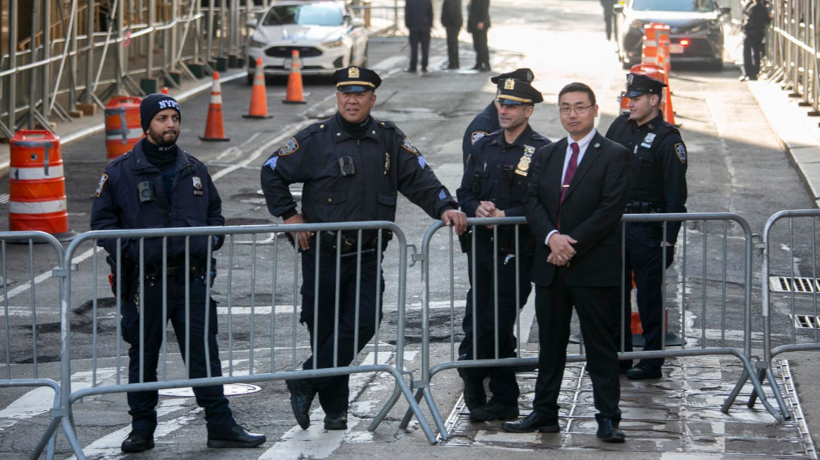 Oficiales de policía de Nueva York custodian la entrada de la oficina del fiscal de distrito en Hogan Place, donde el expresidente Donald J. Trump será procesado en Nueva York, el 4 de abril de 2023.