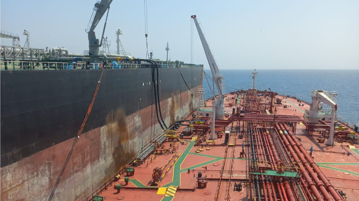 Imagen referencial del buque tanquero Pichincha, transfiriendo barriles de crudo en Panamá, el 26 de marzo de 2023.