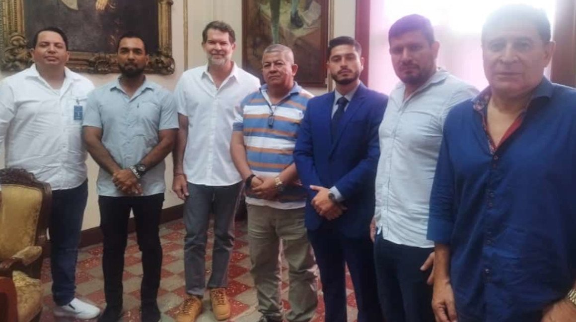 Miembros de la Asociación de Bares y Discotecas de Guayas se reunieron con el gobernador Francesco Tabacchi, el 4 de marzo de 2023.