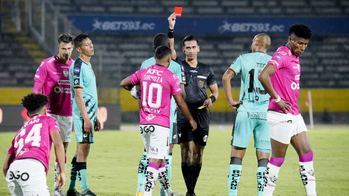 Un reclamo salarial paraliza el fútbol uruguayo por tiempo