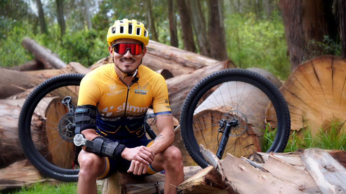 El ciclista ecuatoriano, Erick Fierro, posa luego de una entrevista con PRIMICIAS.