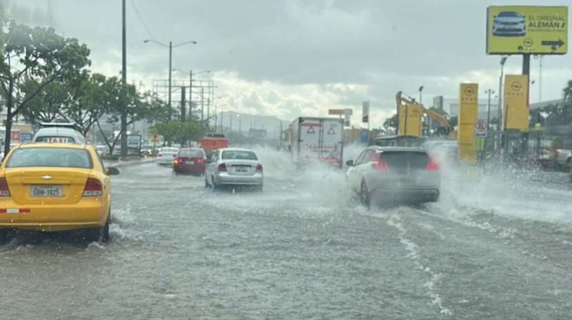 Un fuerte aguacero cae en Guayaquil la tarde del martes 4 de abril de 2023.