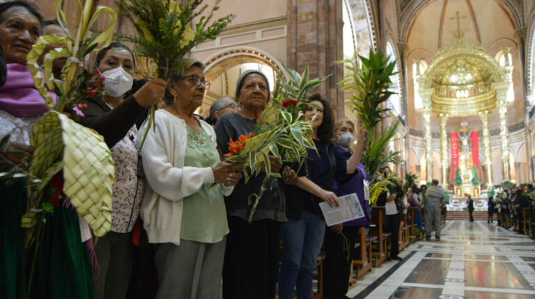 Feligreses católicos en Cuenca, durante el domingo de ramos, previo al feriado de Semana Santa, 2 de abril de 2023.