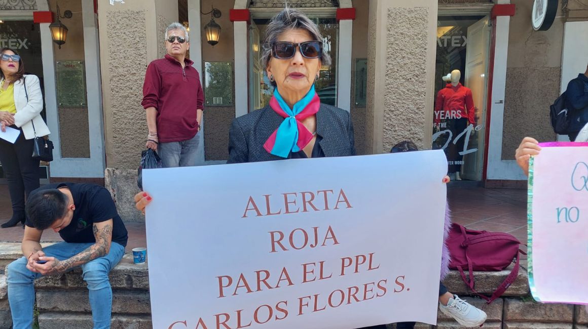 Sonia Salamea, madre de Cristina Palacio, reclama por la liberación del femicida de su hija, el 5 de abril de 2023. 