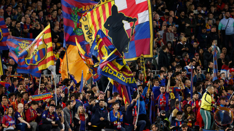 Los hinchas del Barcelona, durante el Clásico ante el Real Madrid en el Camp Nou, el 5 de abril de 2023.