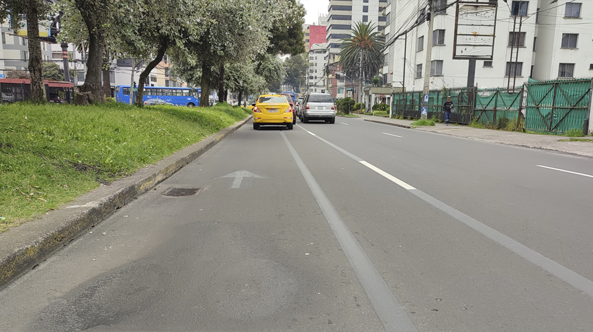 Vehículos circulan por la avenida República, el 5 de abril de 2023.