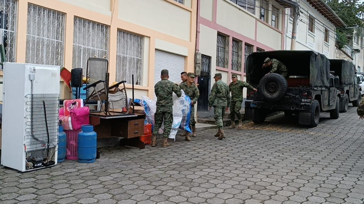 Militares ayudan a una familia a llevar sus cosas de una vivienda ubicada en la zona de riesgo de Alausí, el 31 de marzo de 2023. 