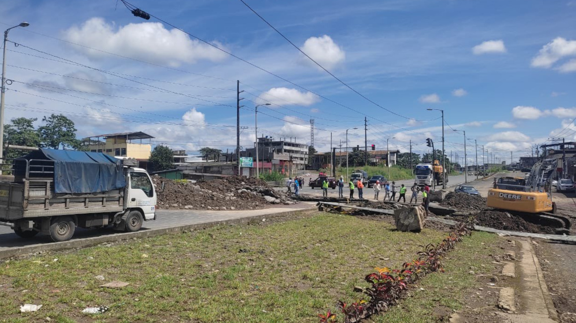 Trabajadores del Ministerio de Transporte limpian la vía Queveo - Chone, el 2 de abril de 2023.